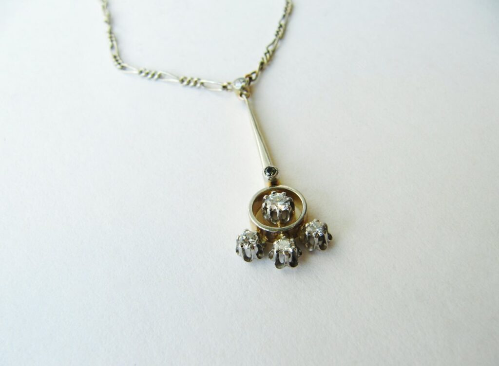 Collana Minimalista in Argento e Pietra Naturale